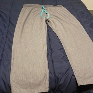 Figs Livingston in Graphite in Large Petite